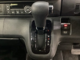CVT車のセレクトレバーです。低速から高速まで、変速ショックのないスムーズな走りと、エンジン効率のよい領域を維持して燃費にも貢献します。サイドブレーキはスイッチ操作の電子制御パーキングブレーキです。