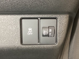 ハンドルの右側にはヘッドライトレベライザーとVSA(ABS+TCS+横滑り抑制)の解除スイッチがついています。ヘッドライトレベライザーは道路状況や積荷の加重に応じてライトの高さを調節できます。