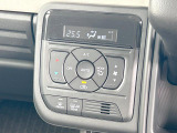 【オートエアコン】一度お好みの温度に設定すれば、車内の温度を検知し風量や温度を自動で調整。暑い&hellip;寒い&hellip;と何度もスイッチ操作をする必要はありません。快適な車内空間には必須の機能ですね♪