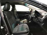 高いホールド性で運転姿勢が安定します。長距離ドライブでも疲れにくいのが魅力です。快適なドライビングライフをお送りください♪