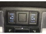 【両側パワースライドドア】両側がパワースライドドアになっており、運転席のスイッチやスマートキーでも開閉が可能です!開口部も広いので乗り降りも楽々♪