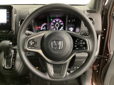 ハンドルにHondaセンシング系のクルーズコントロールやレーンキープアシストなどのスイッチと、オーディオの操作スイッチが装備されています。ハンドルから手を離さず安全に操作できます。