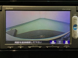 【バックカメラ】運転が苦手な方も車庫入れラクラクです!ギアをリバースに入れれば自動的に切り換わりますので、面倒な操作は不要です♪狭い駐車場もお車を傷つけず安心ですね!