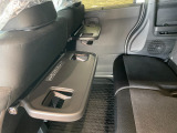 【シートバックテーブル】席背面には格納式のテーブルを装備。ちょっとした荷物が掛けられて便利なコンビニフック付です!