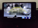 バックカメラの画像です。ガイドラインがスムースな車庫入れをサポートいたします。車庫入れの安心感がアップしますね。