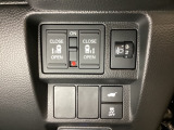 リアドアは乗り降りに便利な両側電動スライドドアです。また運転席に座っていながらスイッチ操作で自在にスライドドアを開け閉めできます。またHondaセンシング用のVSA解除スイッチも周辺に装備しています。
