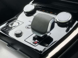 【シフトレバー】シフトレバーはしっくりと手になじみ楽にシフト変更ができます。スレや汚れはございません!周りはピアノ調のパネルを使用しており細部まで手を抜く事はございません。