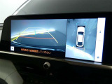 パノラミックビューモニター付きです。車両を上から見たような映像を画面に表示。運転席からの目視だけでは見にくい、車両周辺の状況をリアルタイムでしっかり確認できます。