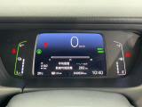 マルチインフォメーションディスプレイです。燃費や走行距離が分かり、半ドアなど車に異常がある際に警告してくれます。