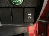 VSA装備車です。VSAはドライバーの操作と車の動きを見守っています。もし車の挙動が乱れたとき、4輪別々にブレーキをかけたり、エンジンパワーをしぼることによって車を安定させます。