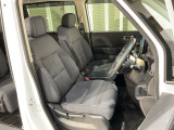 乗降がしやすい運転席。高さが調節できて小柄な方でも運転しやすいポジションをとることができます。