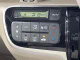 【オートエアコン】一度お好みの温度に設定すれば、車内の温度を検知し風量や温度を自動で調整。暑い&hellip;寒い&hellip;と何度もスイッチ操作をする必要はありません。快適な車内空間には必須の機能ですね♪