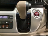 CVT車のセレクトレバーです。低速から高速まで、変速ショックのないスムーズな走りを実現するとともに、エンジン効率のよい領域を維持することで燃費にも貢献します。