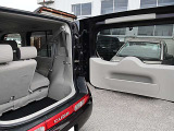 「横開きバックドア」は狭い駐車場でも荷室に簡単にアクセス出来ます。