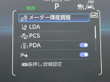 【プリクラッシュセーフティ】前方の車両等を検知し、衝突しそうな時は警報で注意を促し、ブレーキを踏む力をサポート。ブレーキを踏めなかった場合は衝突被害軽減ブレーキが作動、衝突回避をサポートします。