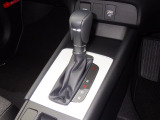 手に馴染むフロアシフトで、運転がさらに直感的で快適に。スタイリッシュなデザインとスムーズな操作感が、毎日のドライブをもっと楽しく♪