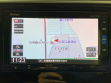 ダッシュボードに自然に溶け込むようにデザインされた純正メモリーナビゲーション。