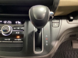 CVT車のセレクトレバーです。低速から高速まで、変速ショックのないスムーズな走りを実現するとともに、エンジン効率のよい領域を維持することで燃費にも貢献します。