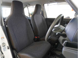 【清潔感のある運転席&助手席】隅々までクリーニングの行き届いた運転席&助手席。目立ったシミや汚れ等もございません。快適なドライブをどうぞ。