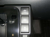 ネッツトヨタ静浜は&rdquo;キレイ&rdquo;にこだわっています。特設サービス工場で、新しく生まれ変わった車!内装・外装の徹底的な掃除、シートを外してニオイの元まで消臭・除菌、見えにくいエンジンルーム内もキレイ!