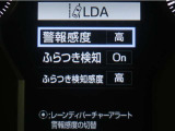 レーンディパーチャーアラートとは車線、又は走路からの逸脱の可能性をブザーにて警告します。