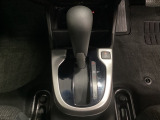 CVT車のセレクトレバーです。低速から高速まで、変速ショックのないスムーズな走りを実現するとともに、エンジン効率のよい領域を維持することで燃費にも貢献します。