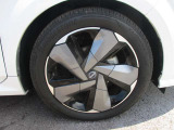 日産純正のアルミホイールが装着されてます。ボディデザインとマッチしておりカッコイイですね。