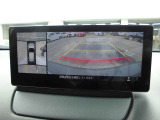 360&deg;ビューモニターでは前後左右4つのカメラ映像をさまざまな走行状況に応じて切り替えてセンターディスプレイに表示することで、駐車時や狭い道でのすれ違い時、見通しの悪い交差点進入時でも安心感を高めます