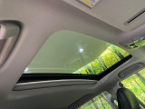 【ムーンルーフ】開放感たっぷりの希少装備、サンルーフが装着されています!車内に明かりを取り入れたり景色を楽しむ以外にも、車内の空気も簡単に換気できて快適です!
