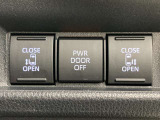 両側パワースライドドアです。両手が荷物でいっぱいの時、どちらからでもドアの開閉がラクラクです♪安全装置も付いているので、お子様の乗り降りも安心の便利機能です。