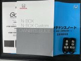 スマートキーは鍵をバッグに入れたままでもドアロックの開閉やエンジンのON・OFFができます。夜間や雨の日も鍵を探さなくて良いので便利です。