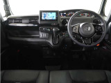 ◆視界広々で非常に運転しやすくロングドライブでも疲れを感じさせないすっきりとまとまったインパネ周りです。