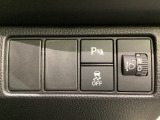 ハンドルの右側にはヘッドライトレベライザーとVSA(ABS+TCS+横滑り抑制)の解除スイッチがついています。ヘッドライトレベライザーは道路状況や積荷の加重に応じてライトの高さを調節できます。