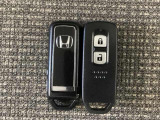 スマートキーを装備しています。鍵を差し込むことなくドアロックの開け閉めと、スタートボタン操作でのエンジンスタートができます。スペアキーも同じものを用意しております。