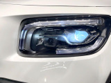 ●LEDヘッドライト:夜間走行時も良好な視界を確保し安心して運転できる高輝度LEDヘッドライトを装備!点灯速度が早く、消費電力も抑えられています。