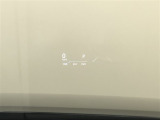 【カラーヘッドアップディスプレイ】ウインドシールドガラスの視野内に運転に必要な情報を投影します。視線移動が少なく済むのでわき見運転の防止にも貢献します。