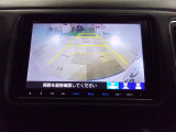 バックカメラの画像です。ガイドラインがスムースな車庫入れをサポートいたします。車庫入れの安心感がアップしますね。