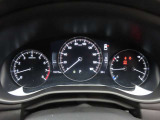 MAZDA3のメーター部です。華美な装飾を避け、必要な情報を瞬時に読み取れる様にデザイン・配置されています。