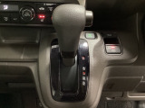 CVT車のセレクトレバーです。低速から高速まで、変速ショックのないスムーズな走りと、エンジン効率のよい領域を維持して燃費にも貢献します。サイドブレーキはスイッチ操作の電子制御パーキングブレーキです。