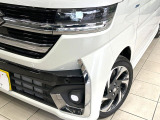 【LEDヘッドライト】悪天候や夜間走行時も良好な視界を確保し安心して運転できる高輝度LEDヘッドライトを装備!点灯速度が早く、消費電力も抑えられています。