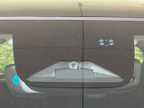 【ホンダセンシング】走行中に前方の車両等を認識し、衝突しそうな時は警報とブレーキで衝突回避と被害軽減をアシスト。より安全にドライブをお楽しみいただけます。