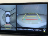車の全周囲の画像が表示されます。運転席から見づらい個所なども、上空から見たような映像で確認できます。映像のきりかえも出来、後方確認だけでなく大変便利な機能です。