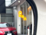 【ブラインドスポットモニター】走行中、ドアミラーの死角になりやすい箇所に後続車が接近するとサイドミラーのレンズに警告を表示!ドライバーに注意喚起をしてくれます。