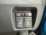 両側電動スライドドアです。リモコンや運転席スイッチ、ドアハンドルの操作で自動開閉。お子さまを抱きかかえている時や荷物の多い時などに便利です。