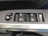 電動格納式ドアミラー付き。 狭い駐車場へ停めた時に、ボタン1つで左右のミラーをたたむ事ができます。
