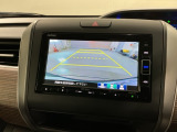 リバースギアに入れるだけで後方の表示へ切り替わります。夜間や雨の日の駐車も楽になりますよ。