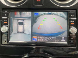 インテリジェント アラウンドビューモニター。上空から見下ろしている様な映像をモニターへ映し出し、スムーズな駐車をサポートします。さらに障害物検知センサー反応すると、警告表示、警告音により注意を促します