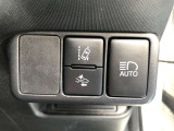 【TOYOTA SAFETY SENSE】 走行中に前方の車両等を認識し、衝突の可能性が有る時は警報音とブレーキで衝突回避と被害軽減をアシストしてくれます。安心してドライブをお楽しみいただけますね。