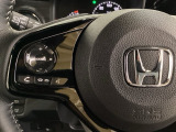 ステアリングスイッチがついていますので、オーディオのチャンネル変更、ボリューム、ジャンル変更が操作可能です。ハンドルから手を離さず安全に操作できます。