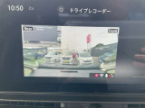 前後ドライブレコーダーの映像がナビゲーションのモニターに表示します。事故やあおり運転などの状況を客観的な映像証拠として残せることにより、トラブル解決や抑止に役立ちます。